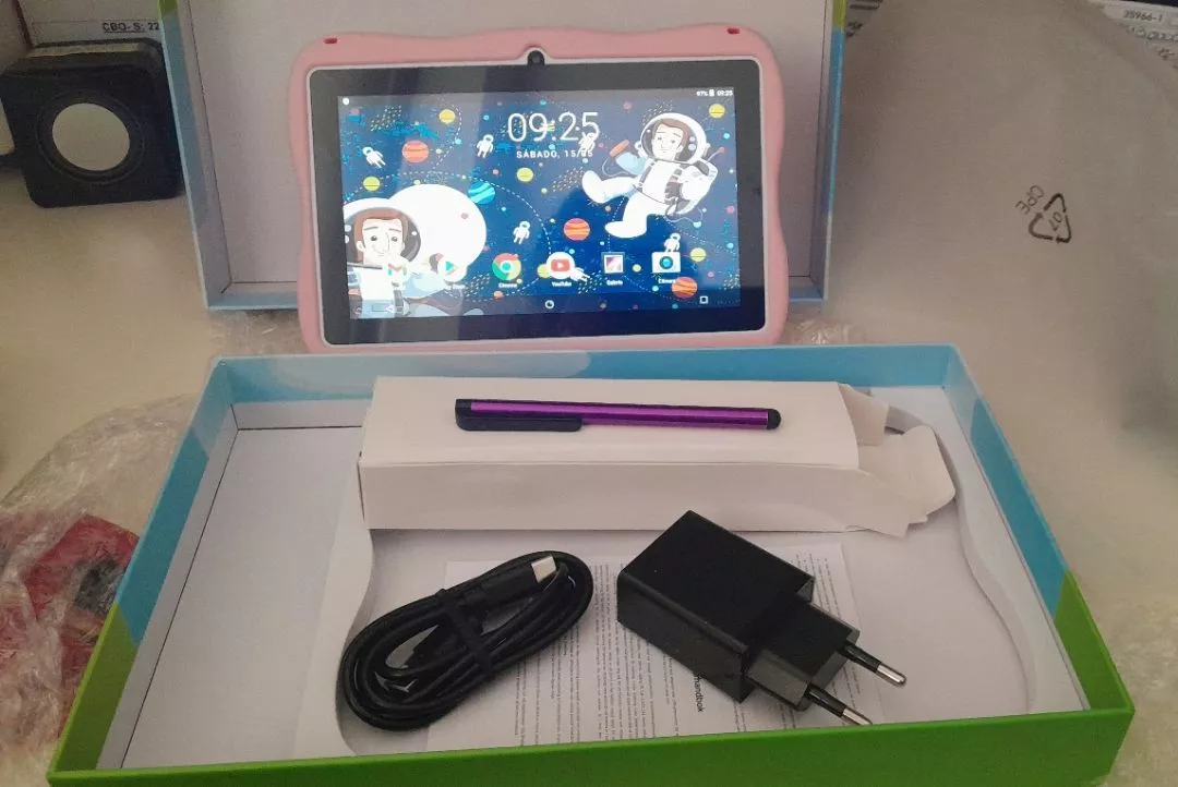 Unboxing do Universe Tablet Kids rosa com acessórios na caixa