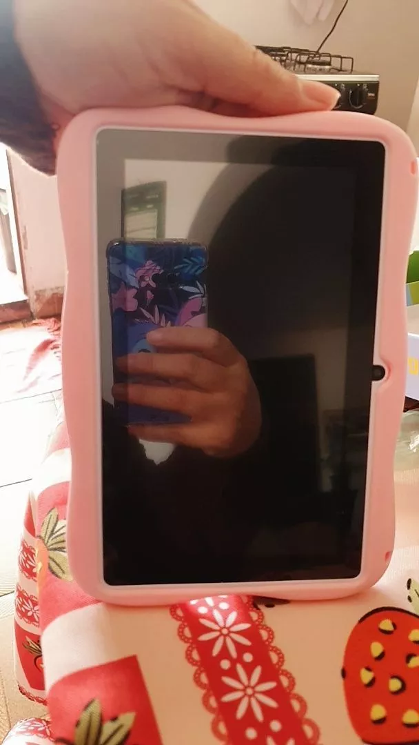 Universe Tablet Kids rosa sendo segurado na mão