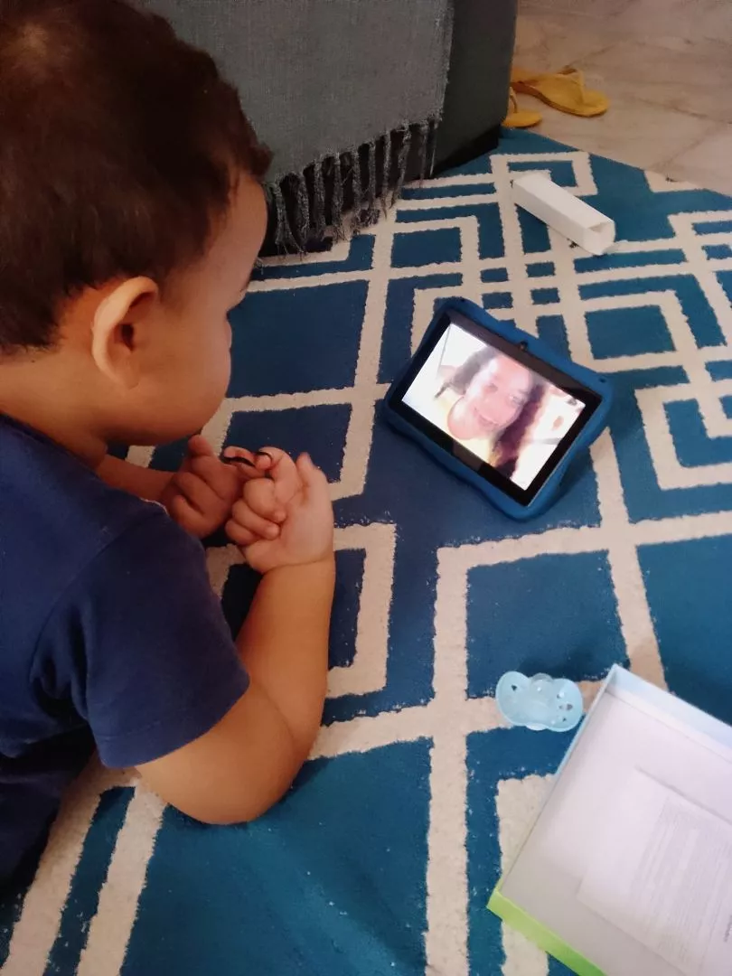 Criança assistindo vídeo no Universe Tablet Kids com capa azul