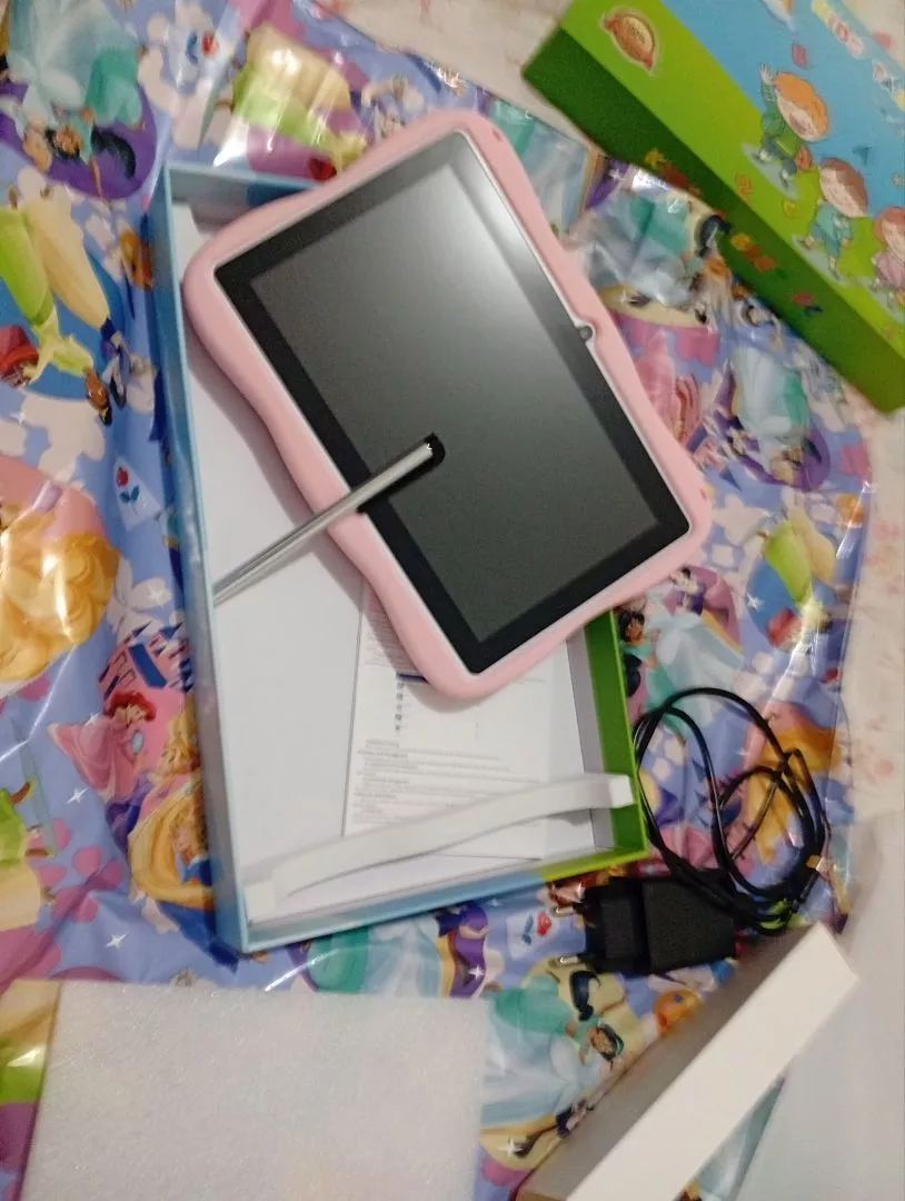 Tablet rosa Universe Tablet Kids recém-saído da caixa com caneta e carregador
