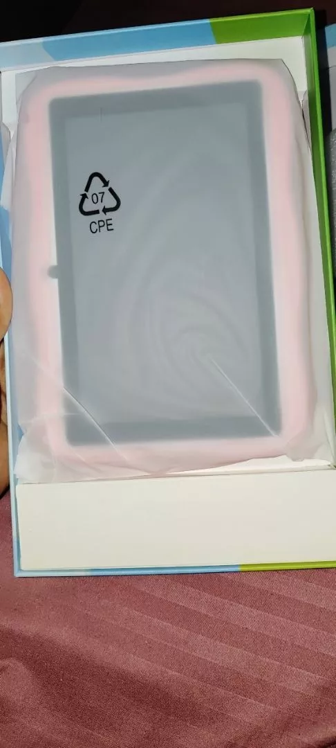 Universe Tablet Kids rosa protegido dentro da embalagem original